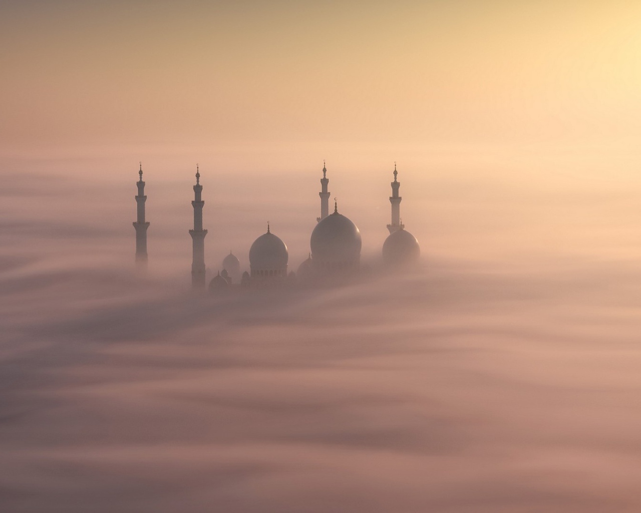 Минареты мечети выглядывают из тумана