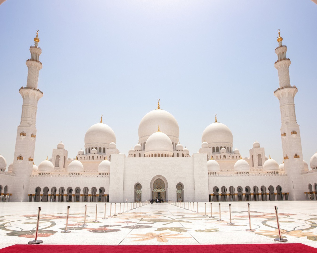 Двор белой мечети с золотыми минаретами