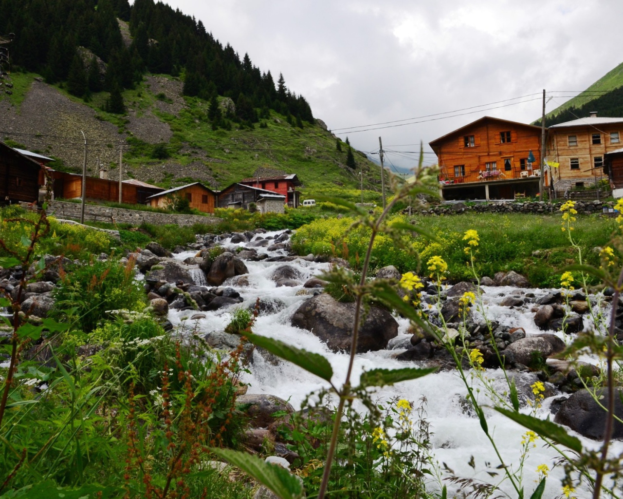 Деревня у горной реки, Турция