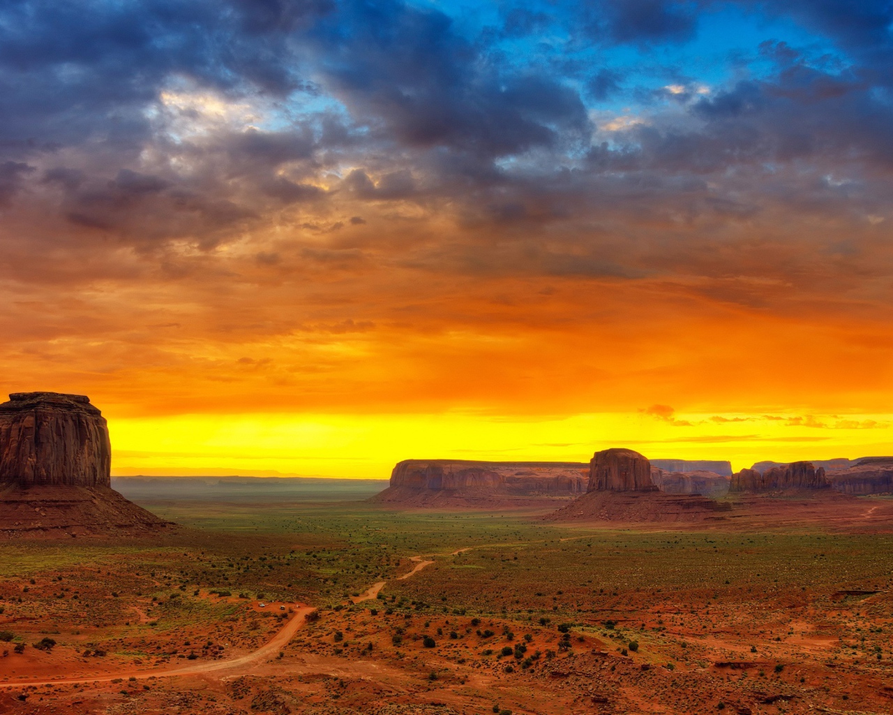 Яркий закат в Долине монументов
