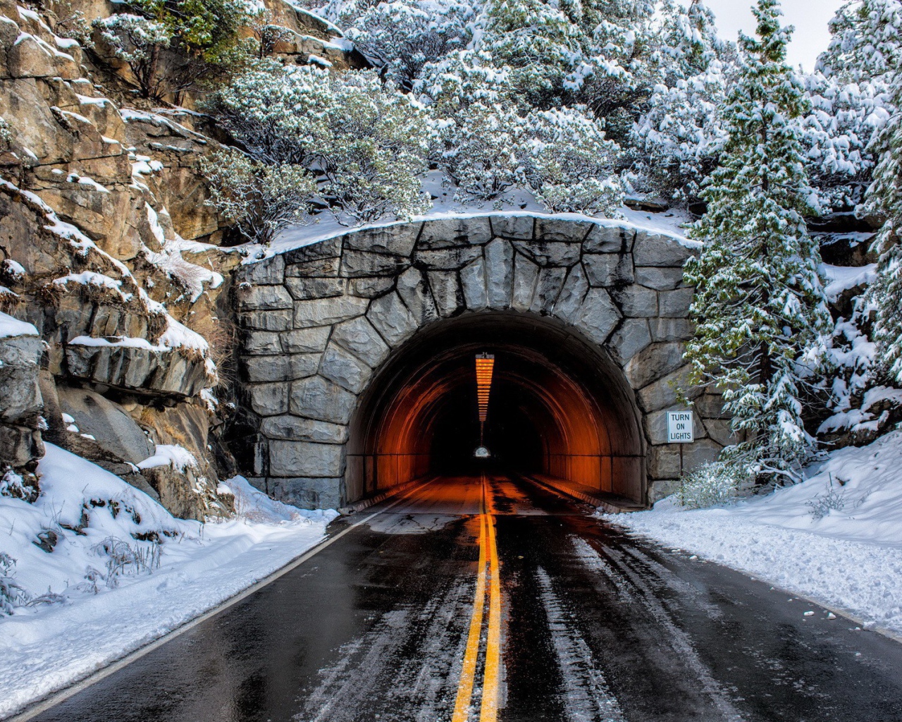 Вход в тоннель под горой в США
