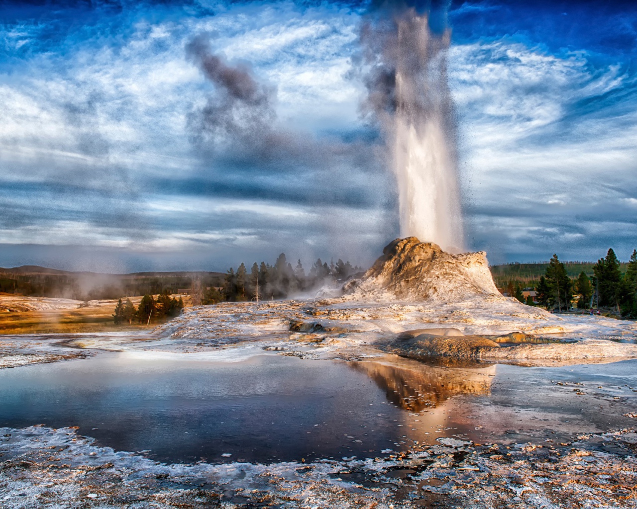 Гейзер в национальном парке в США