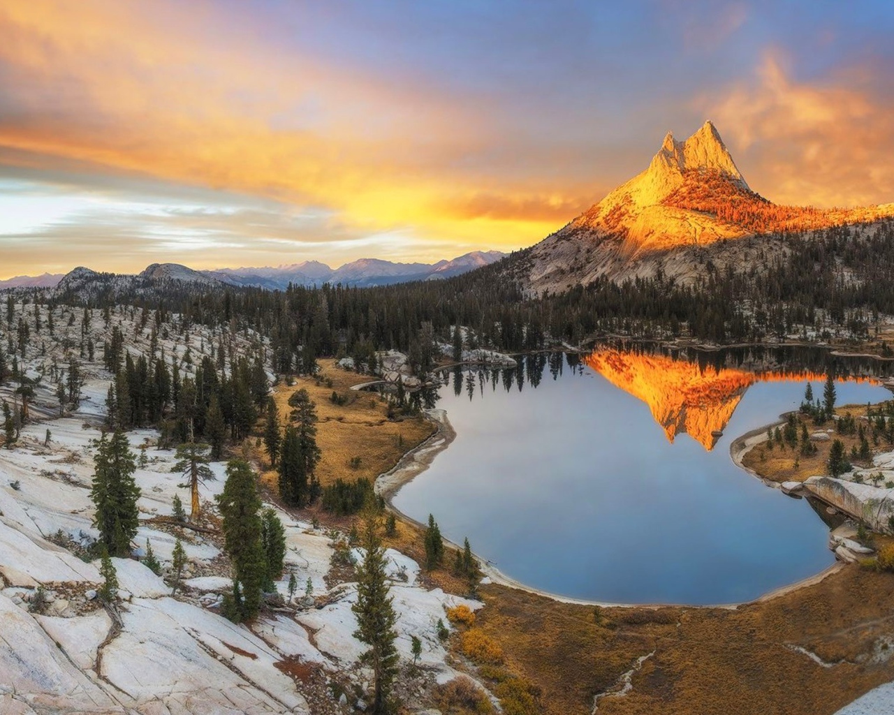 Золотая скала над озером, Калифорния