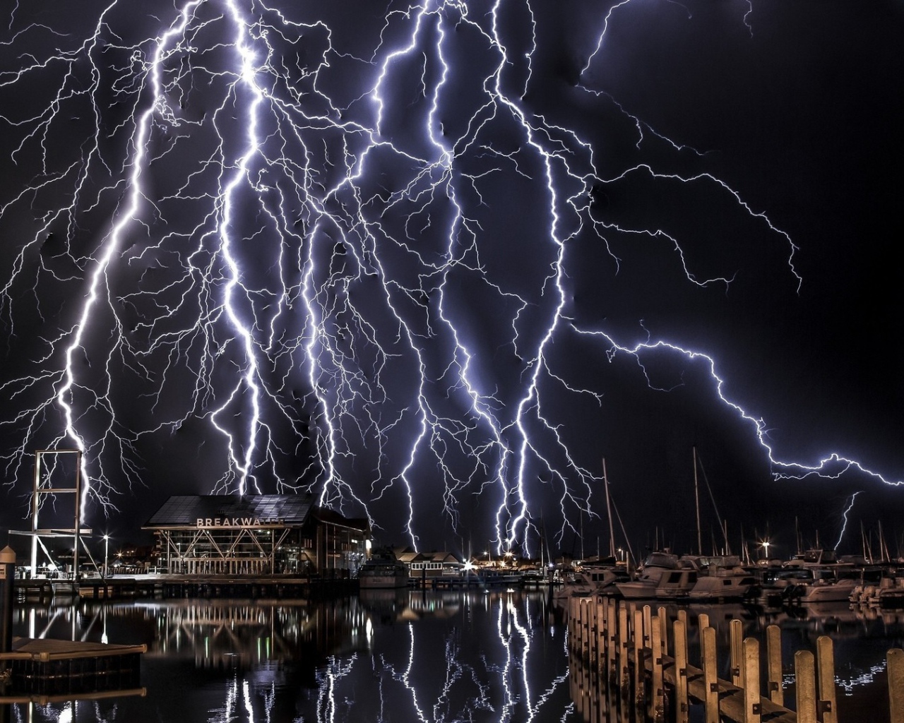 Молнии в черном небе над портом