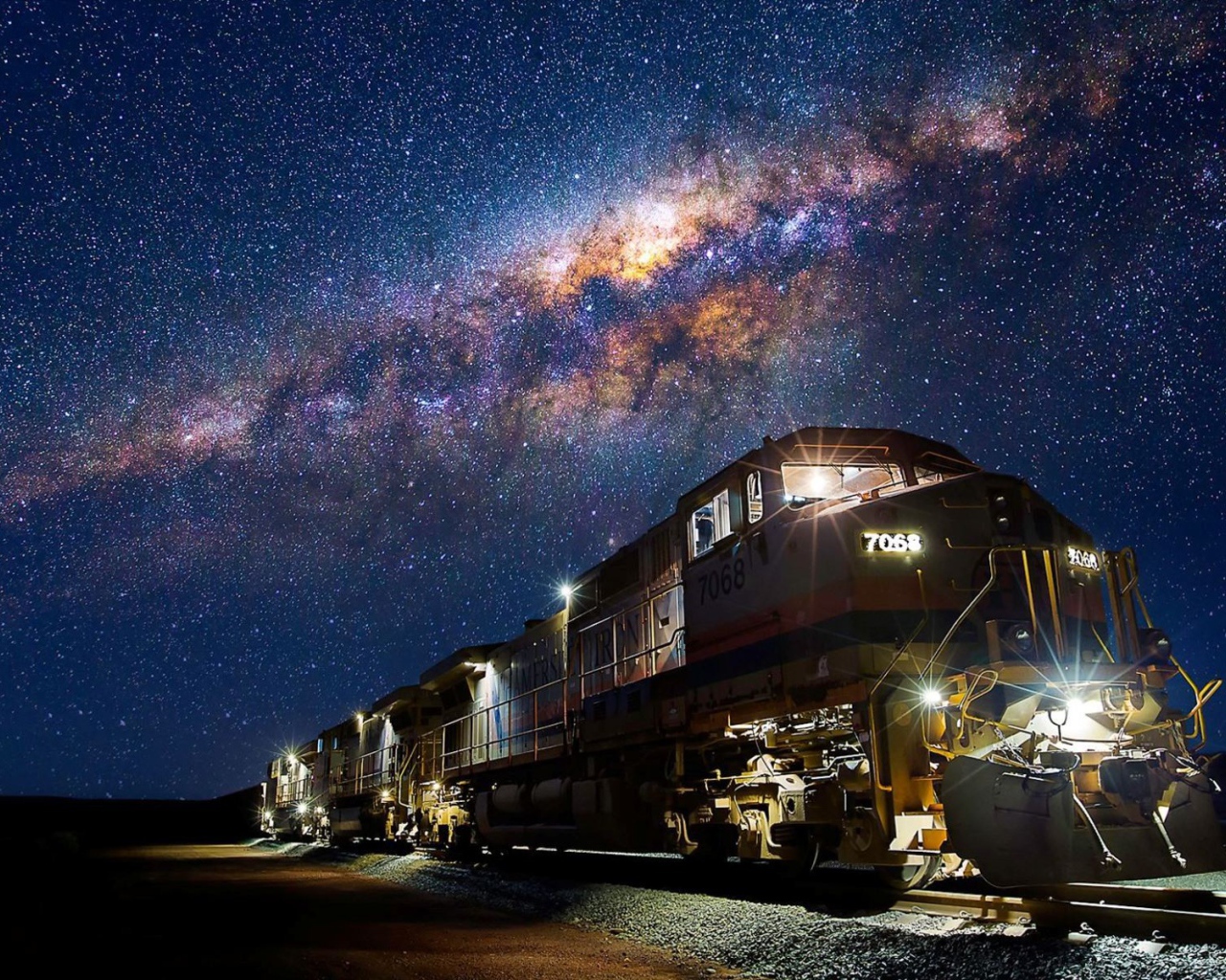 Ночной поезд под звездами