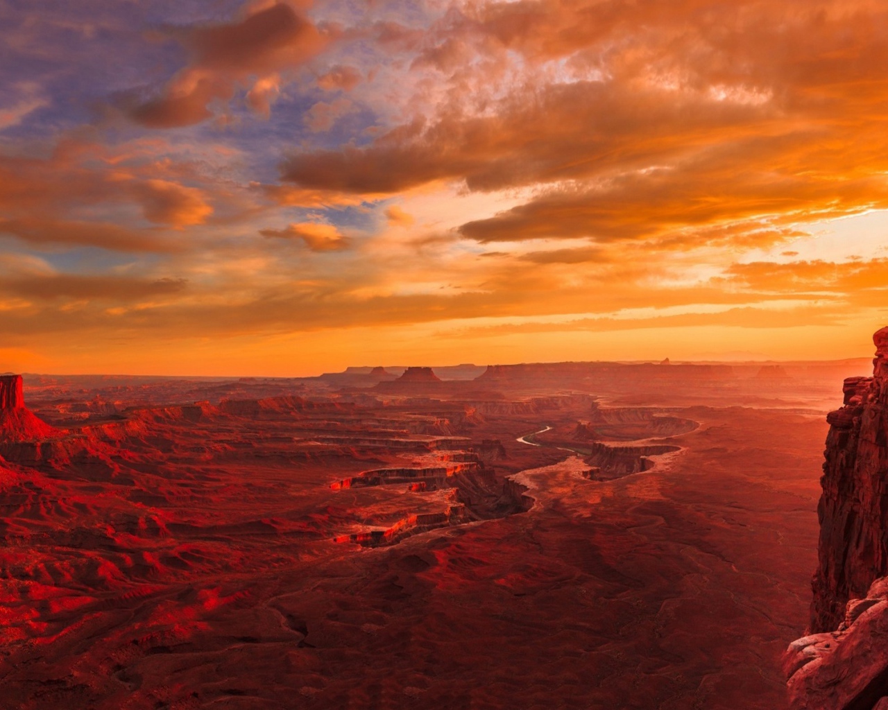 Красный закат в Национальном парке Страна каньонов, США