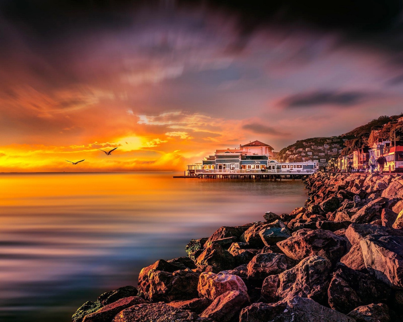 Скалистый берег на закате, Калифорния