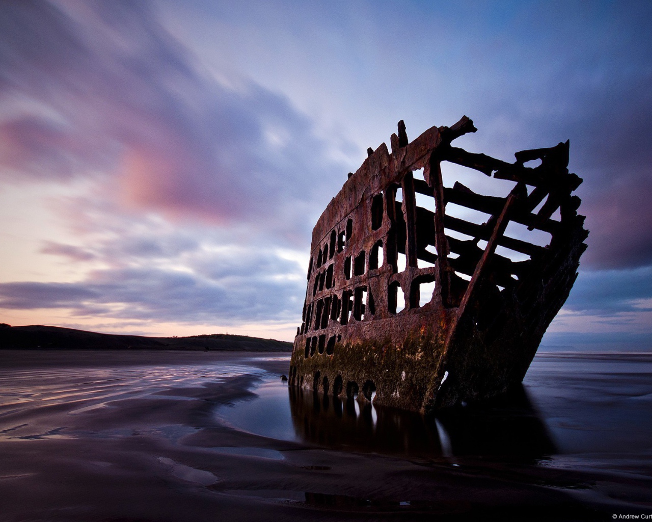 Ржавый каркас корабля у берега, Орегон