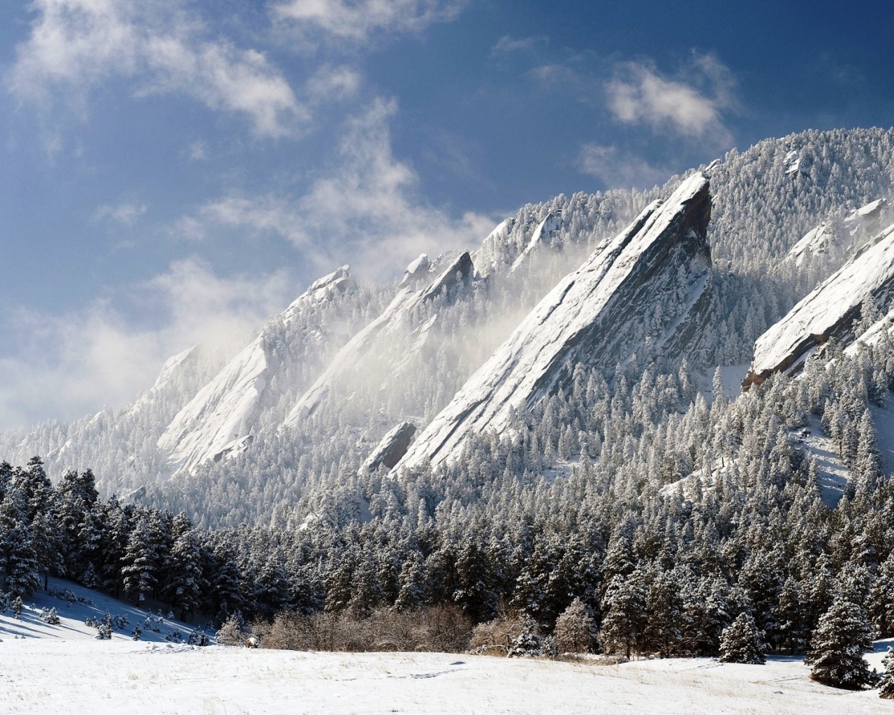 Заснеженные скалы в горах Колорадо