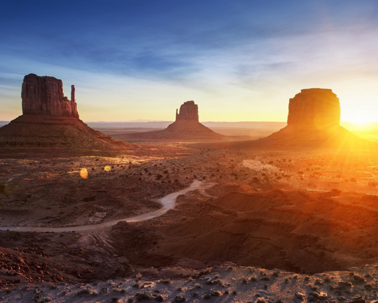 Восход солнца в Долине монументов