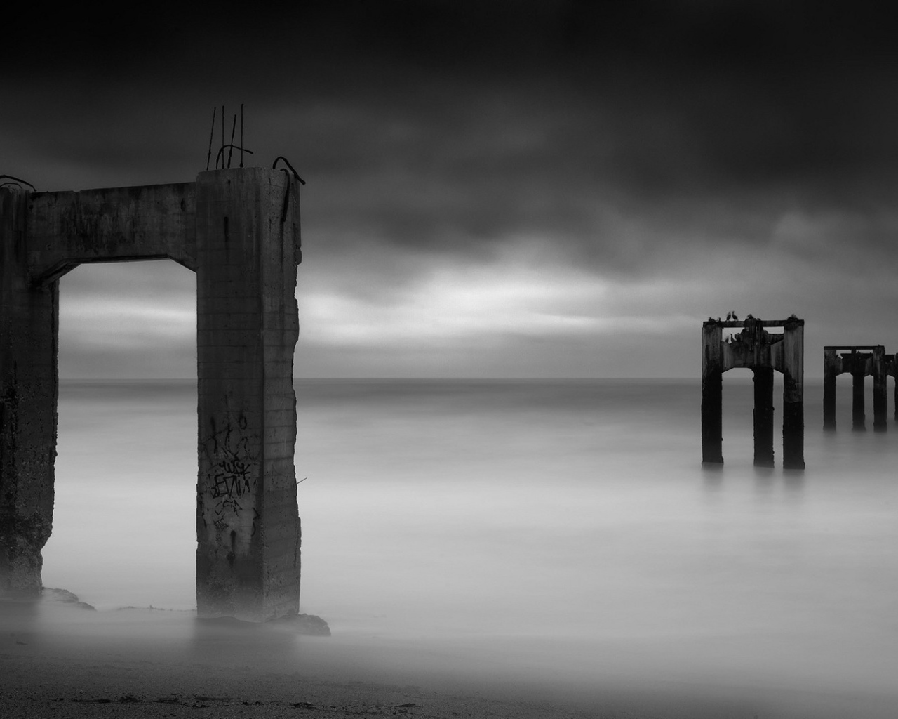 Остатки пирса в тумане, Калифорния
