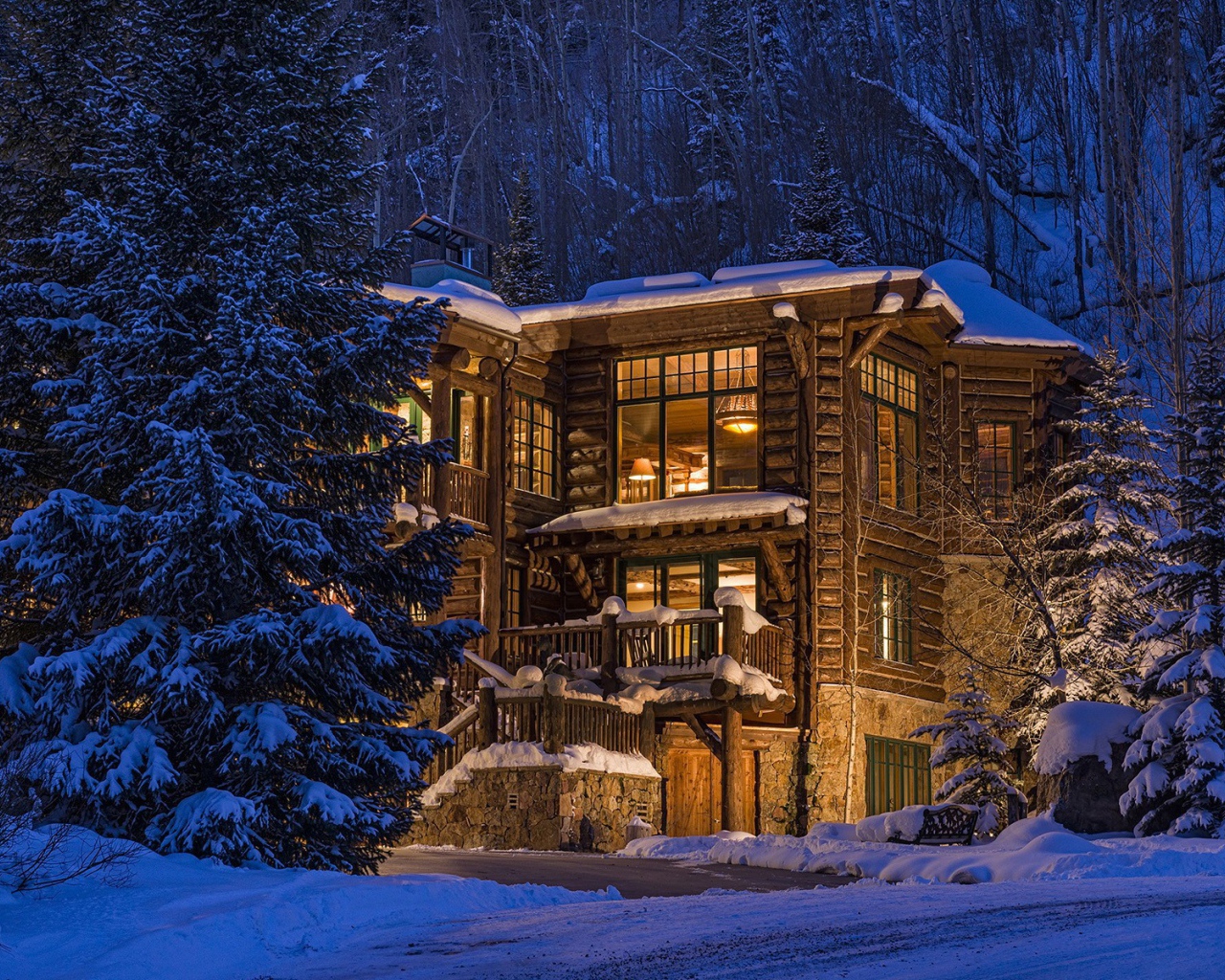 Деревянный дом в зимнем лесу в Колорадо, США