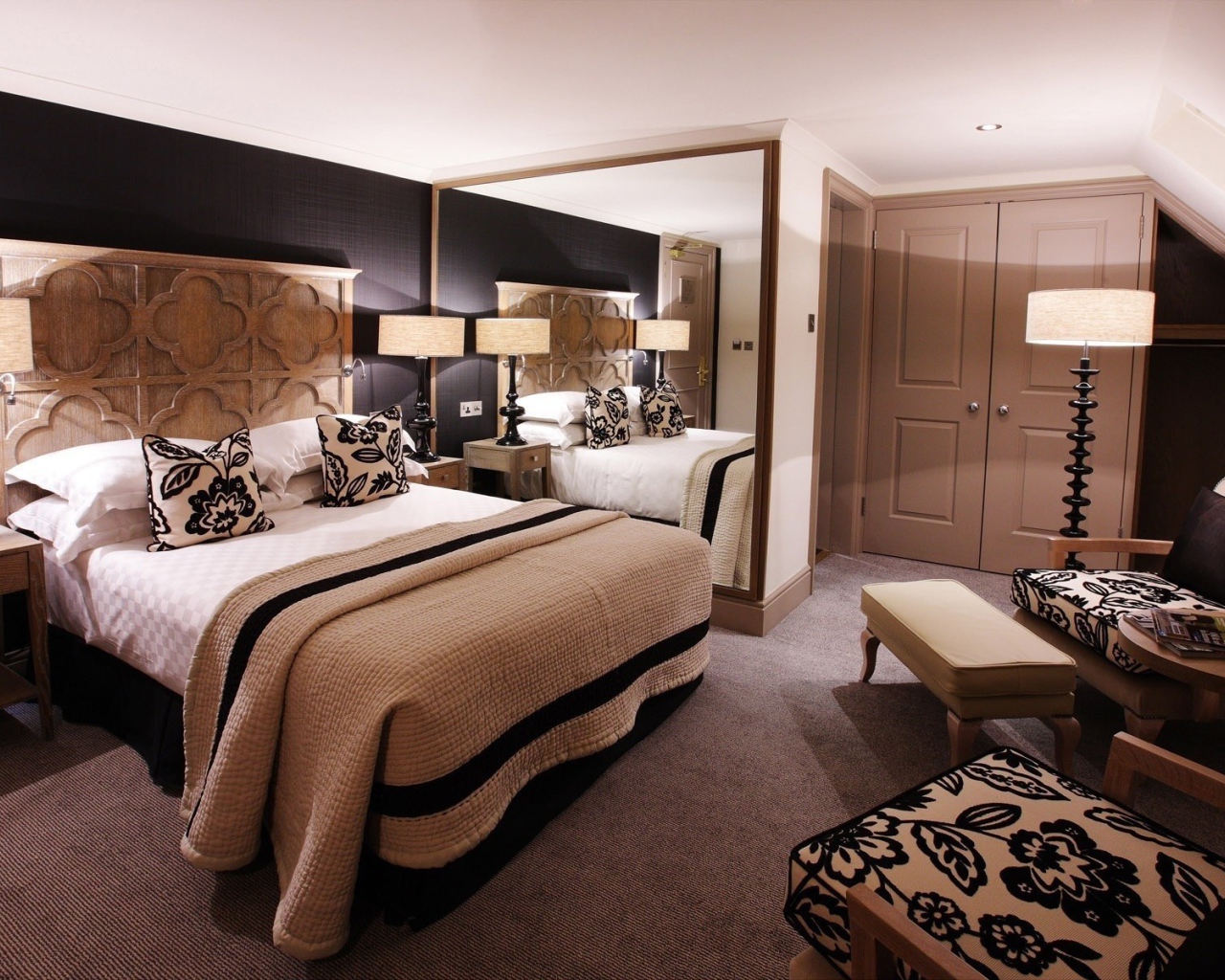 Комната в отеле в коричневых тонах