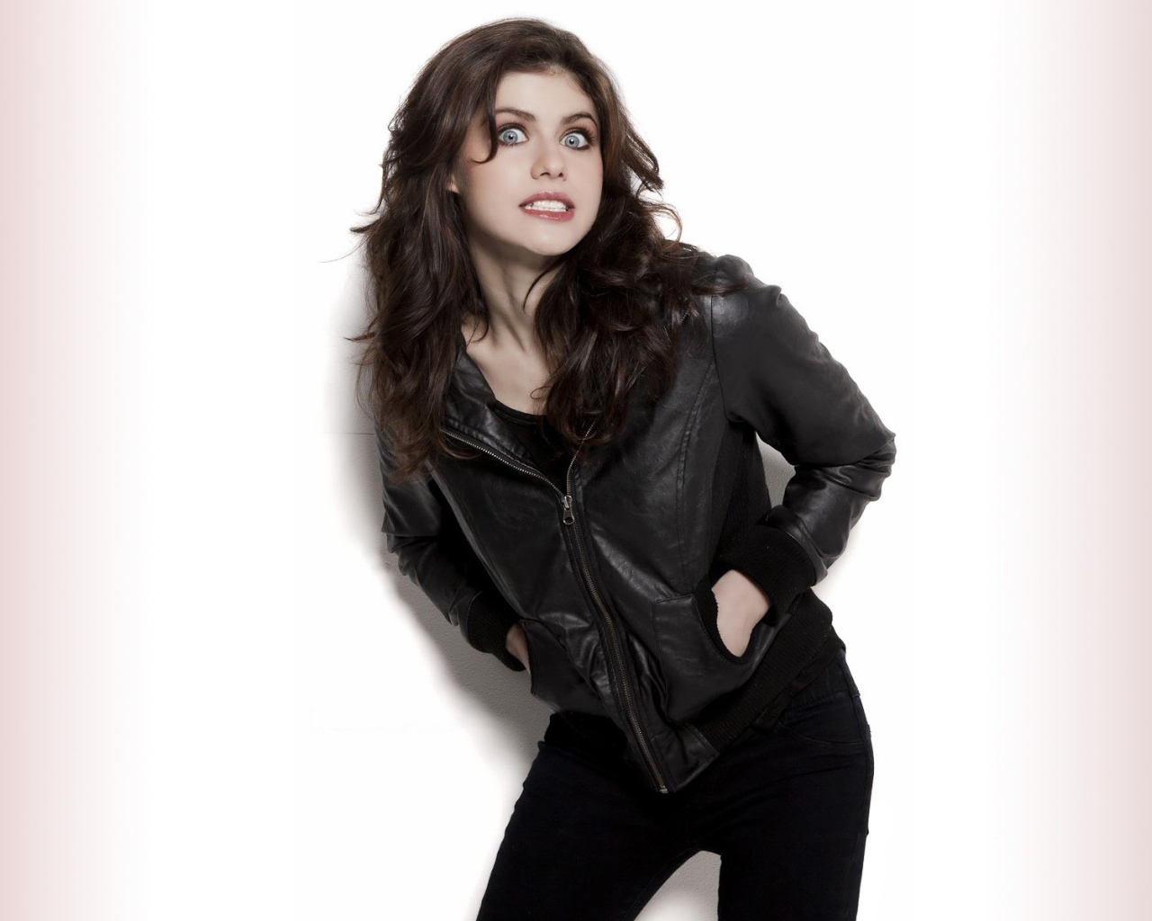 Актриса Александра Даддарио в кожаной куртке