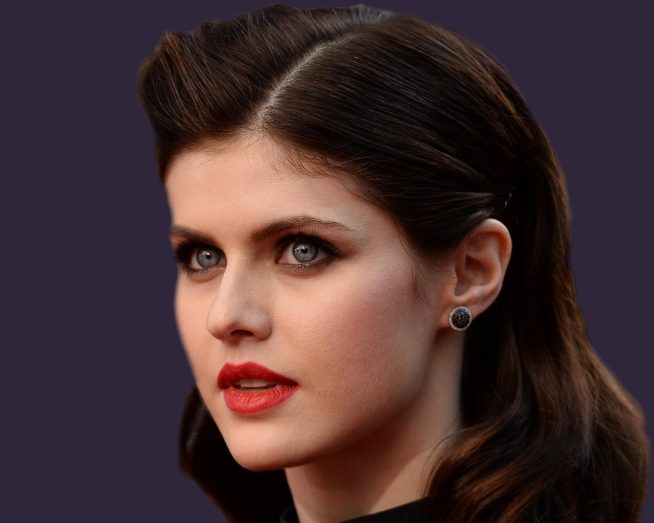 Актриса Александра Даддарио на фиолетовом фоне