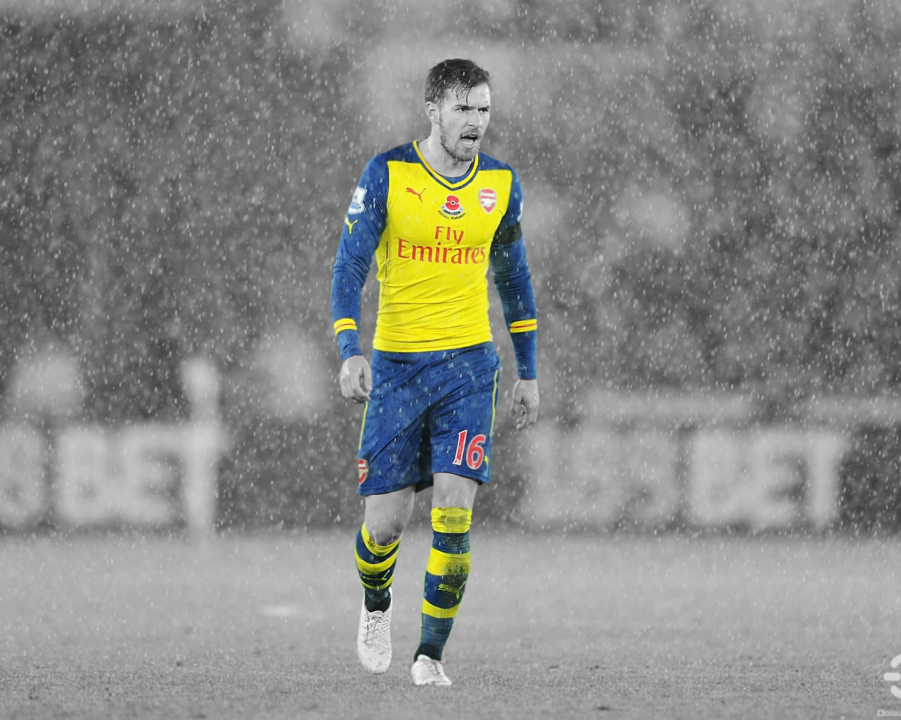 Игрок Арсенала во время дождя, футбол