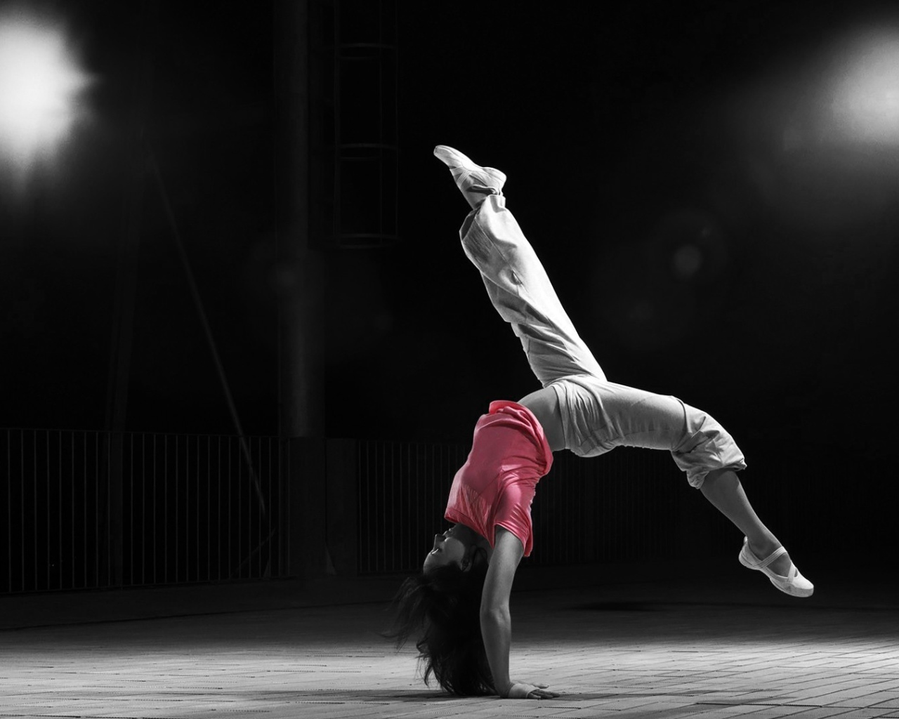 Спортивная девушка стоит на руках