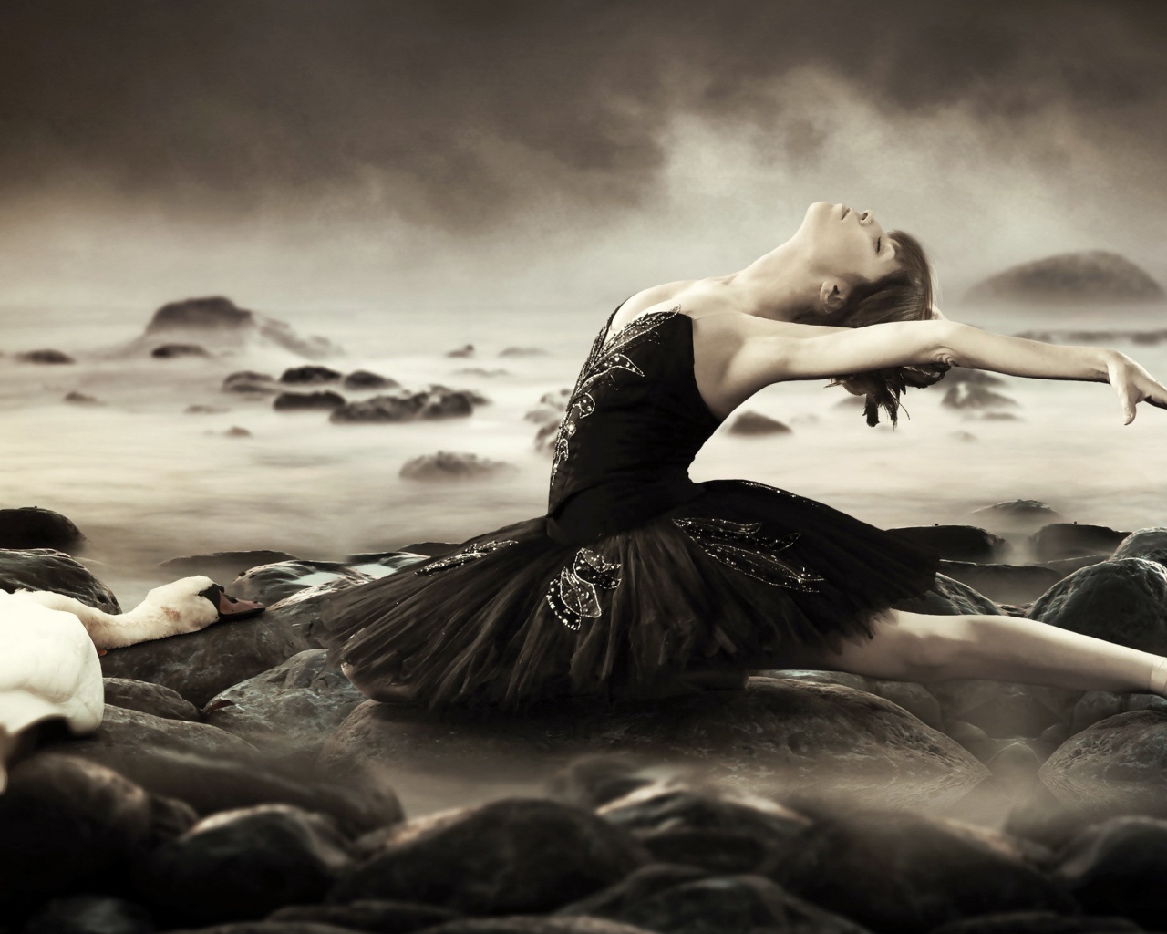 Балерина в черном платье среди волн