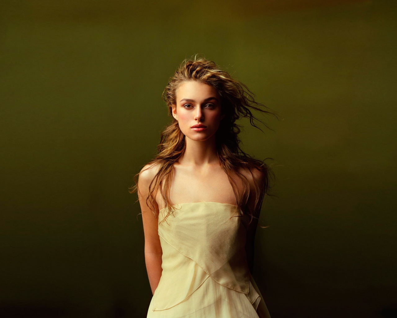 Красивая Кира Найтли на зеленом фоне