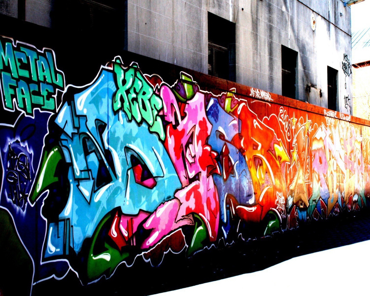Красочные граффити на стенах