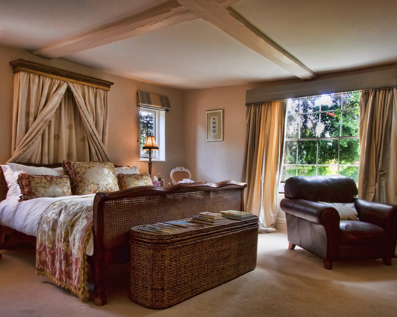 Кровать в загородном доме