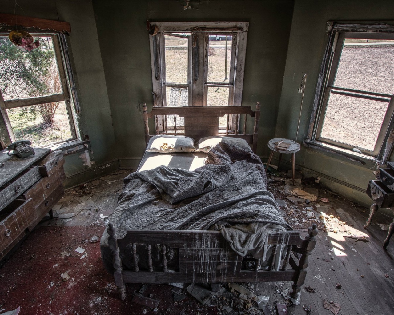 Спальня в заброшенном доме