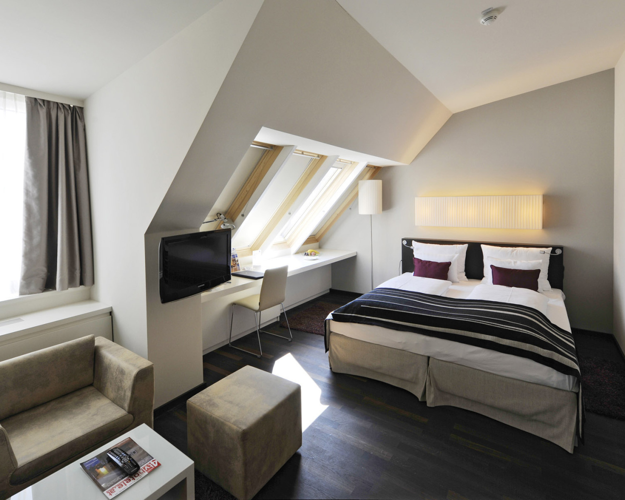 Спальня в доме на мансарде