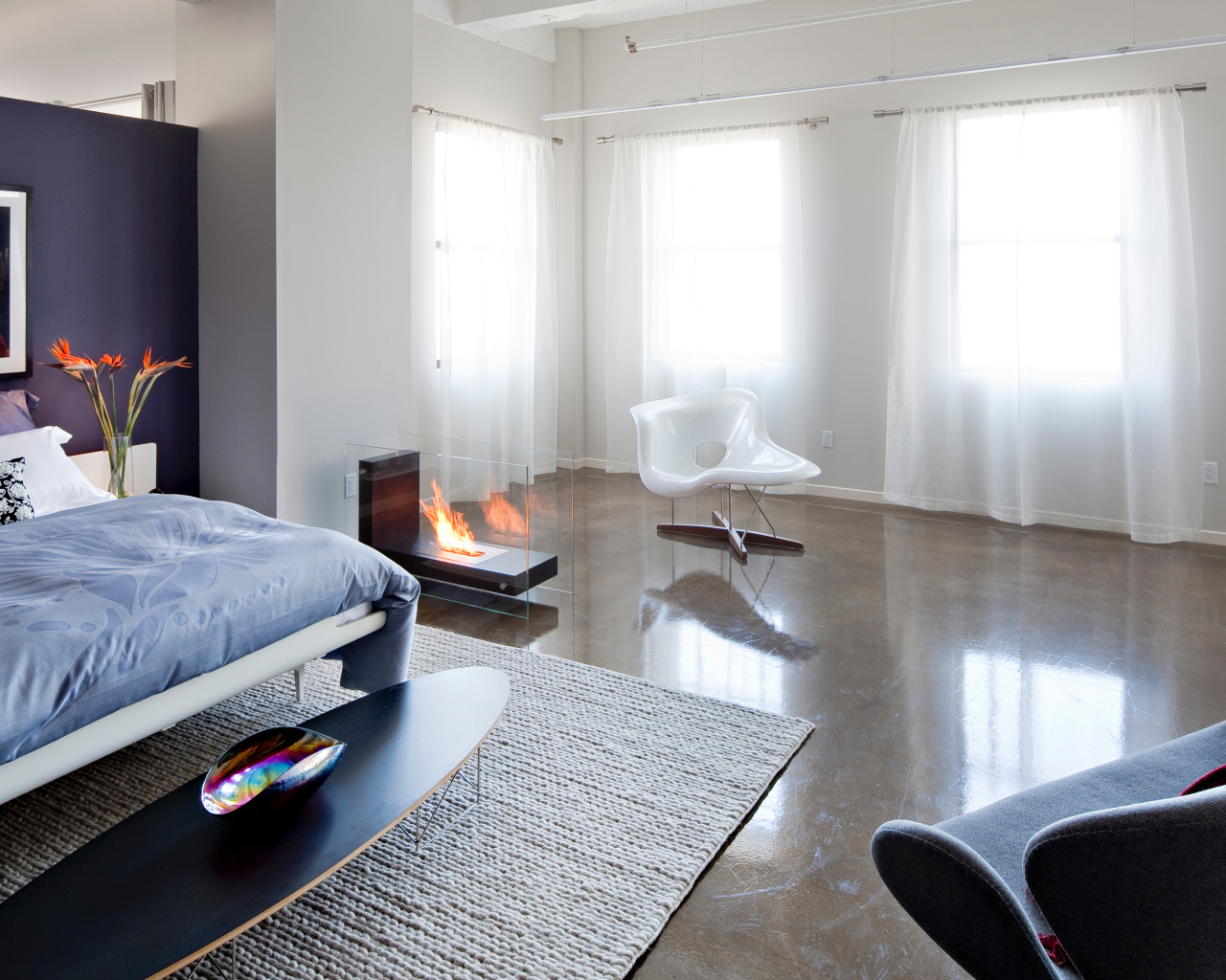 Спальня с белыми шторами