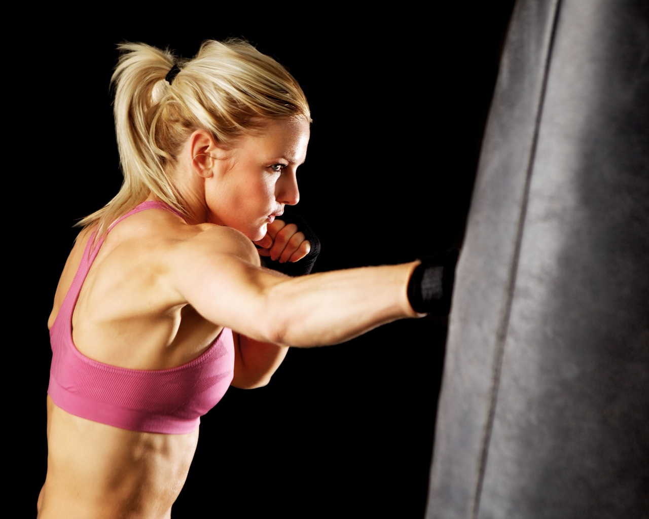 Блондинка отрабатывает удары в боксе