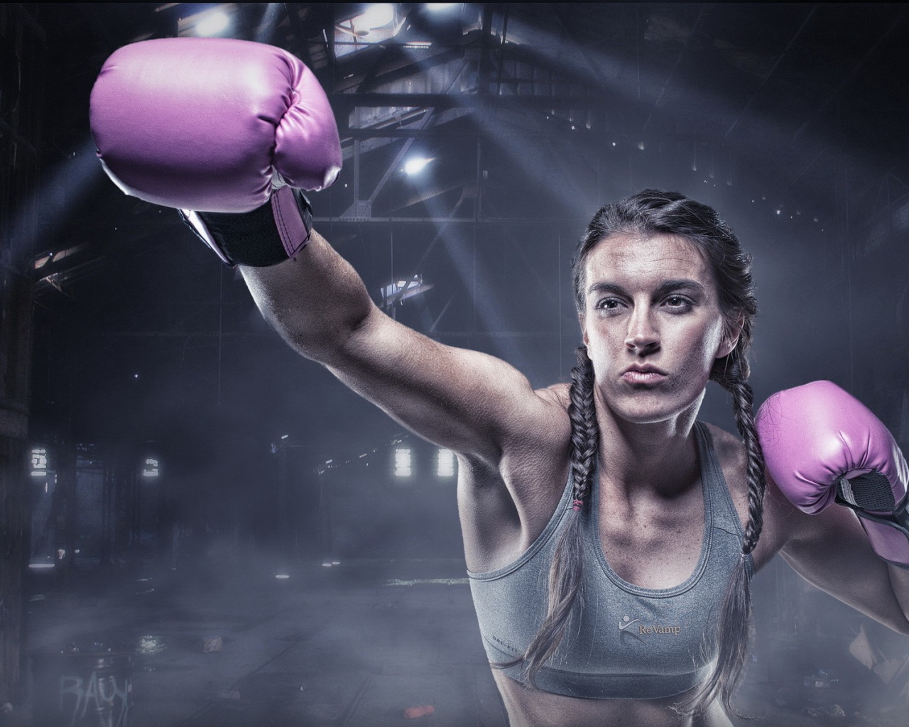 Боксер девушка в сиреневых перчатках