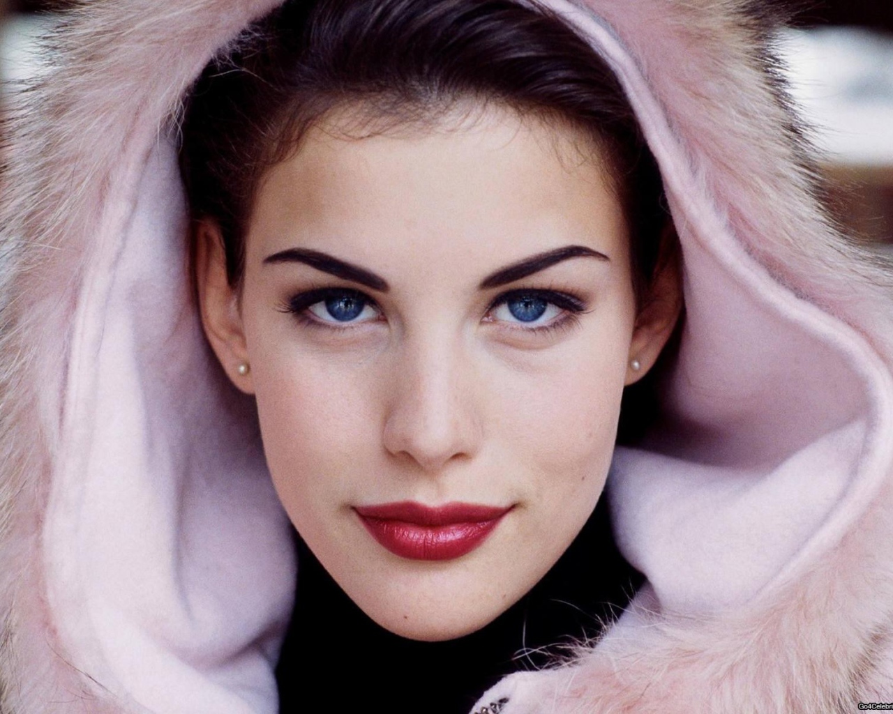 Меховая накидка на голове Лив Тайлер