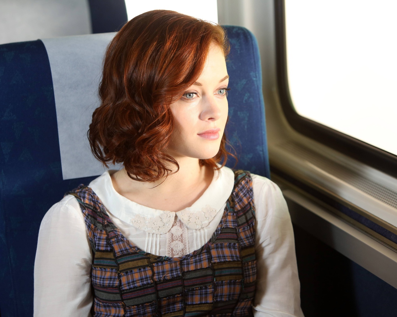 Девушка Джейн Леви смотрит в окно поезда