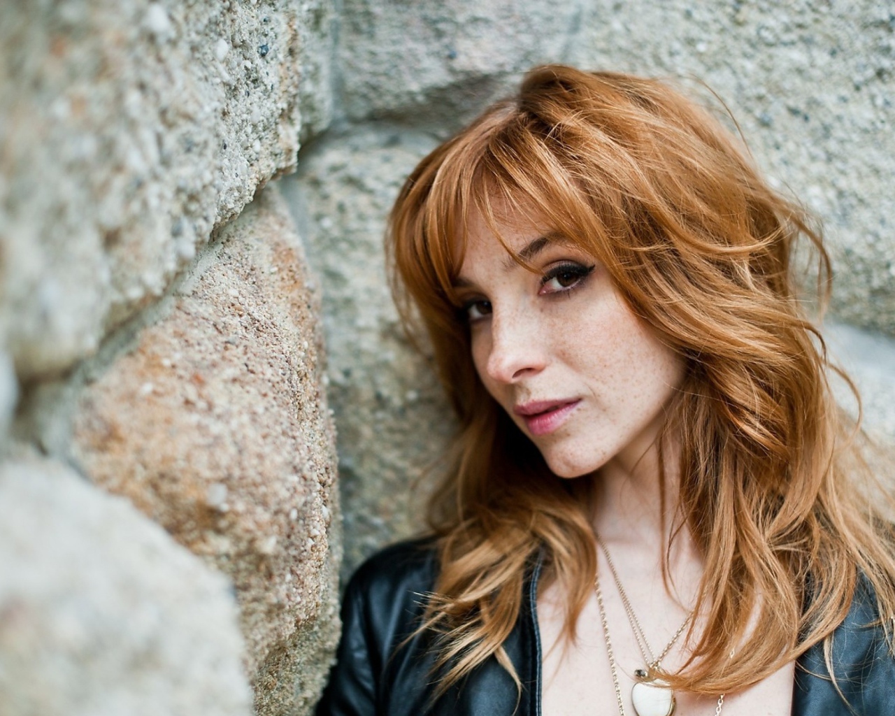 Девушка Вика Керекеш у каменной стены