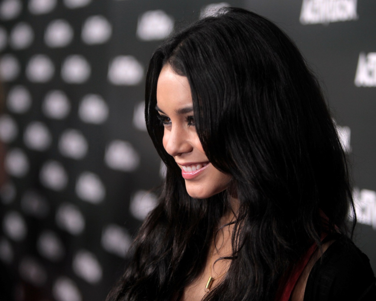 Девушка брюнетка Ванесса Хадженс