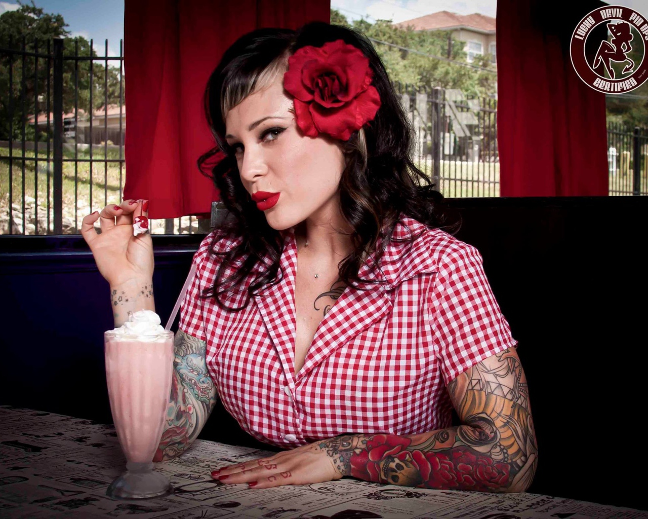 Девушка в тату ест мороженое