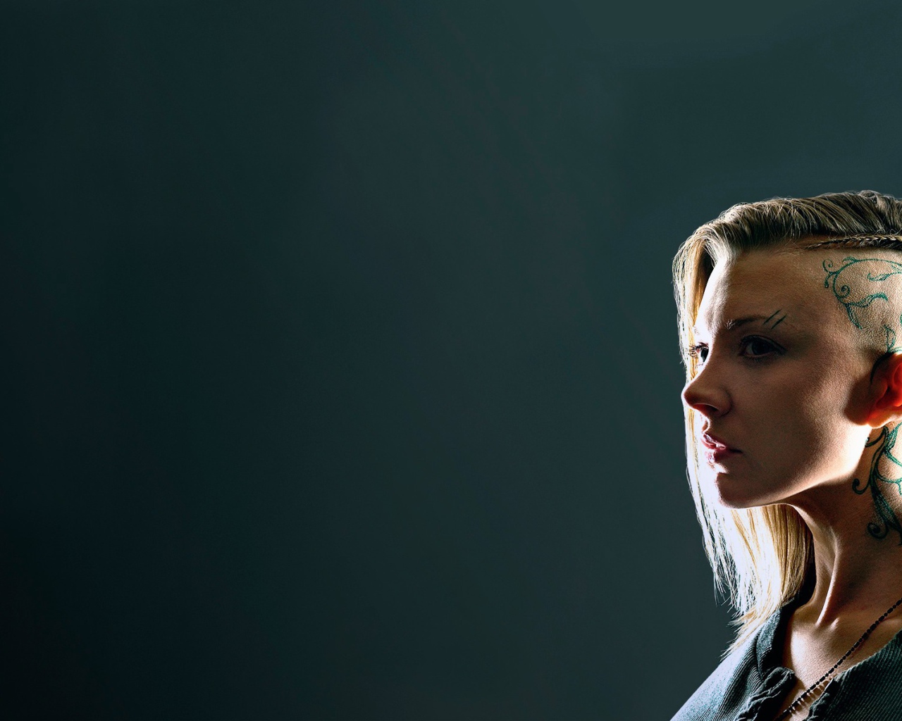 Девушка с татуировкой на бритой голове