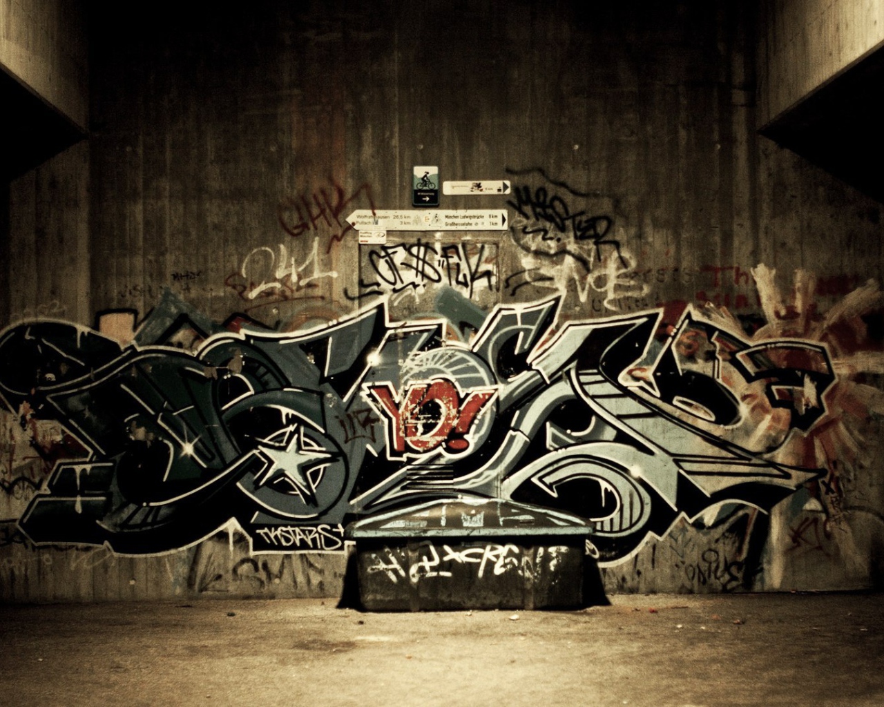 Граффити в подворотне