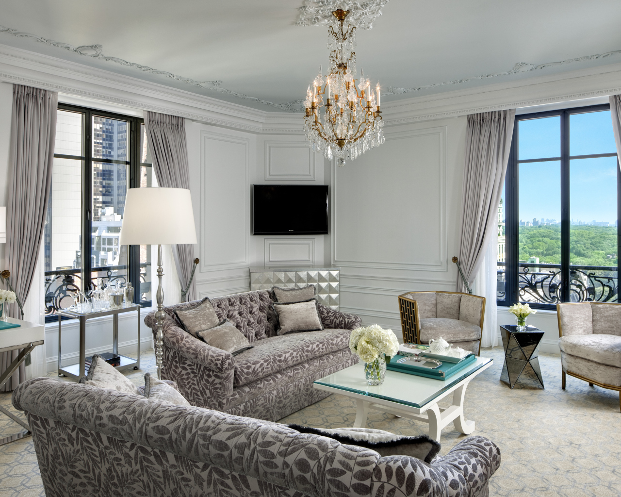 Большой зал с люстрой