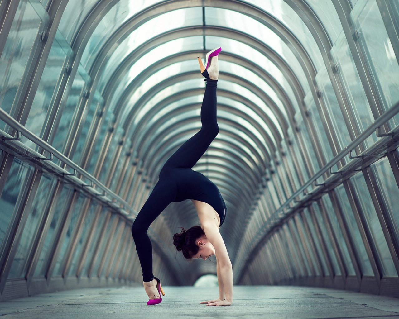 Гимнастка делает упражнение в галерее