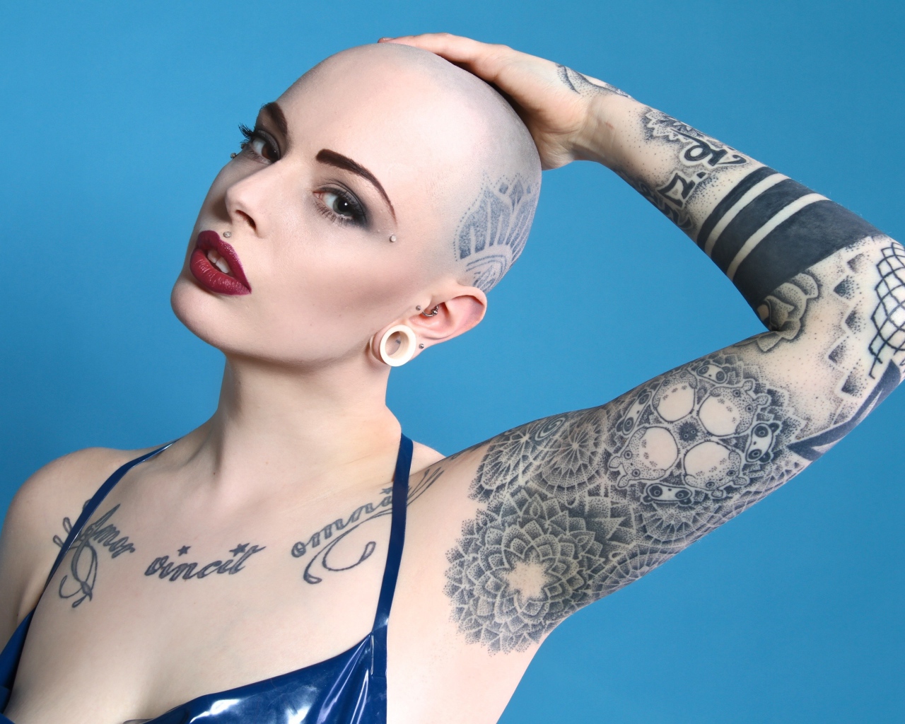 Остриженная налысо девушка с тату