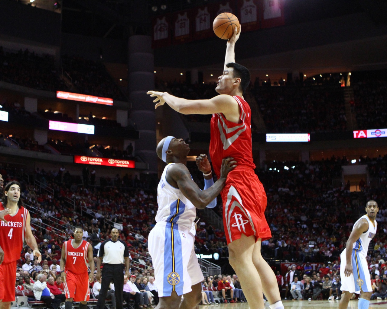 Баскетбольная команда Хьюстона на площадке