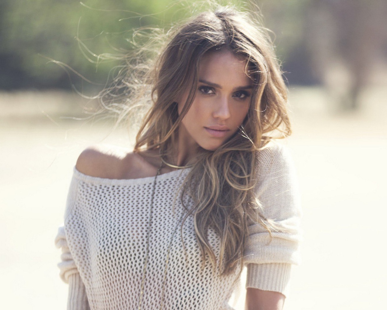 Джессика Альба в белом свитере