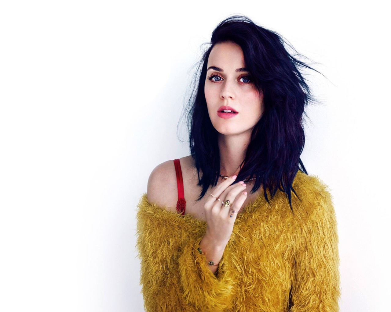 Кэти Пэрри в свитере желтого цвета