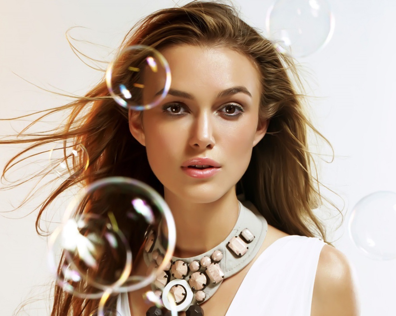 Кира Найтли среди мыльных пузырей