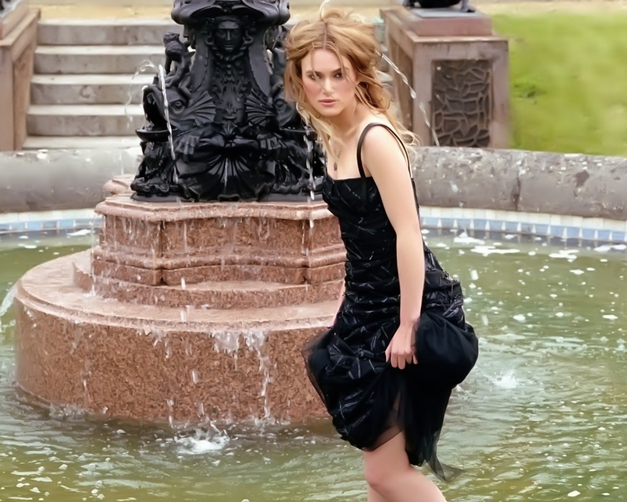 Кира Найтли в фонтане