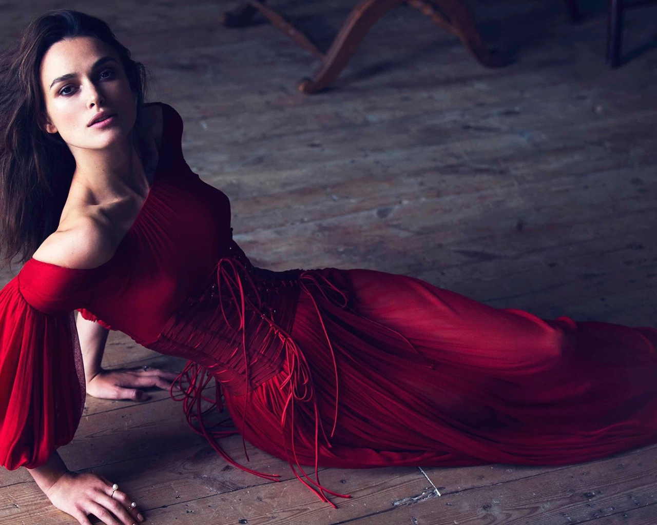 Кира Найтли в красном платье на полу