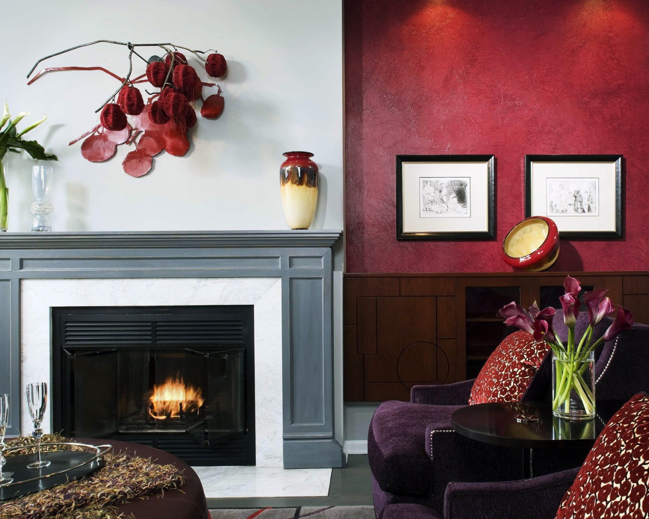 Гостиная с камином в красных тонах