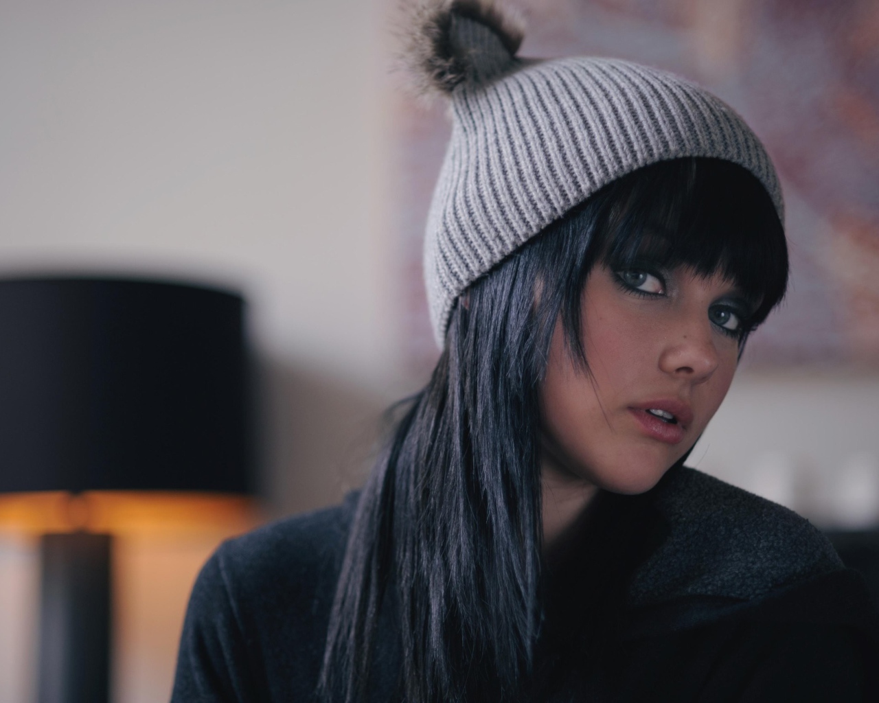 Мелисса Кларк в вязанной шапке