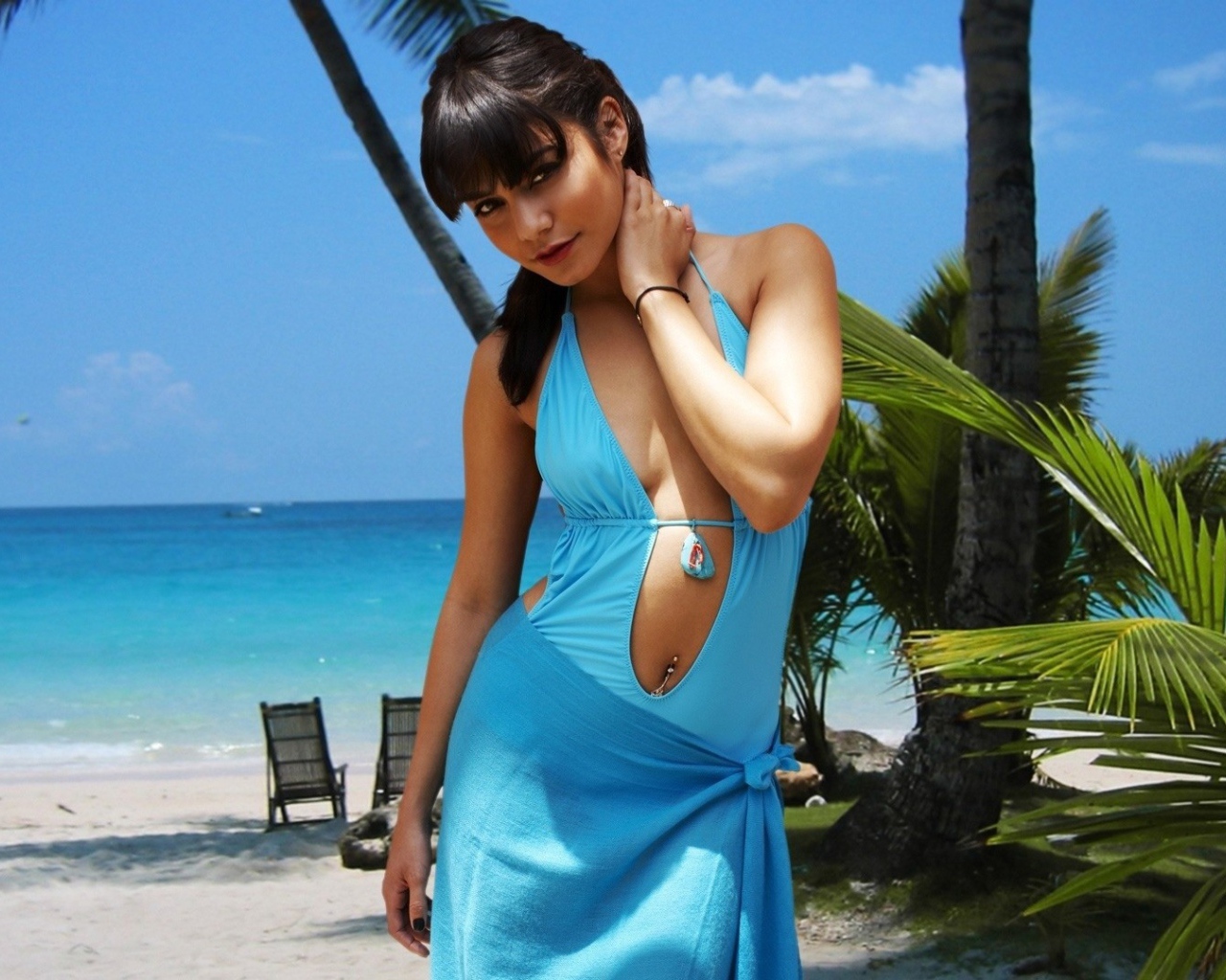 Модель Ванесса Хадженс в голубом платье