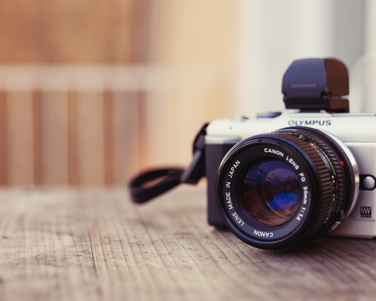 Фотоаппарат Олимпус на столе